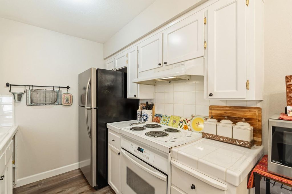 Image 7 of property listing at 5090 N College Avenue # 108, Fresno, CA 93704