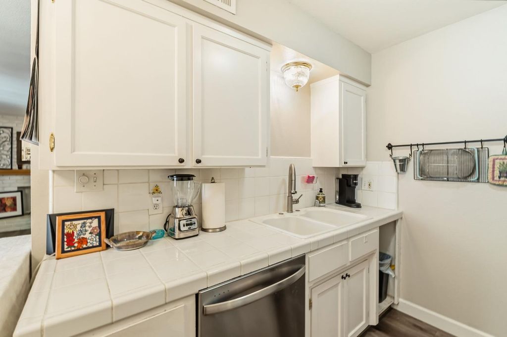 Image 8 of property listing at 5090 N College Avenue # 108, Fresno, CA 93704