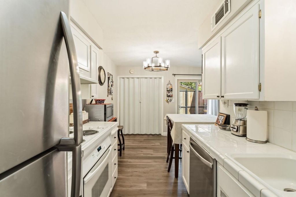 Image 9 of property listing at 5090 N College Avenue # 108, Fresno, CA 93704