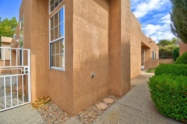 5724 Peppertree Place NE, Albuquerque, NM 87111