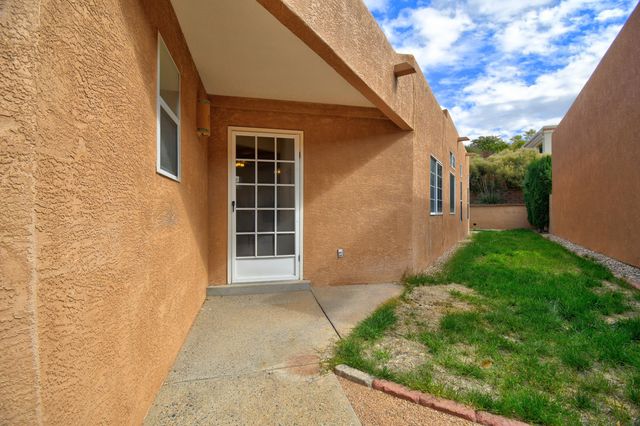 5724 Peppertree Place NE, Albuquerque, NM 87111