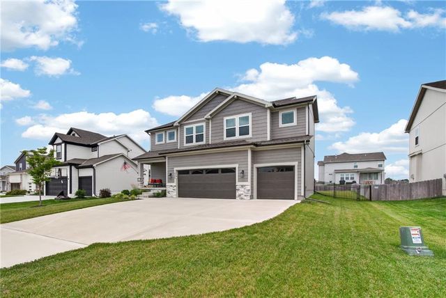 4404 SW Grindstone Circle, Lee's Summit, MO 64082