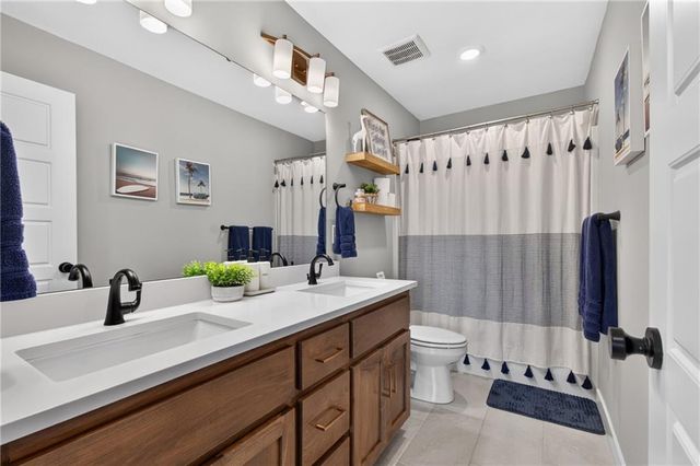 4404 SW Grindstone Circle, Lee's Summit, MO 64082