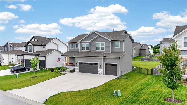4404 SW Grindstone Circle, Lee's Summit, MO 64082