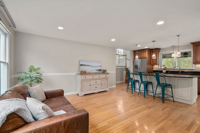 16 Kings Row, North Reading, MA 01864
