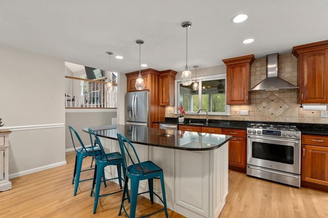 16 Kings Row, North Reading, MA 01864