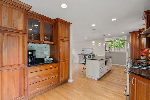 16 Kings Row, North Reading, MA 01864