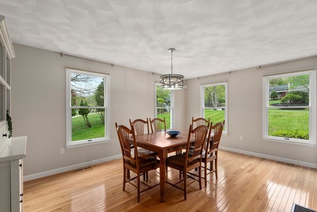 16 Kings Row, North Reading, MA 01864