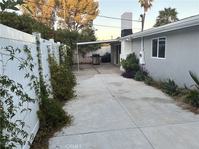 20405 Oxnard, Woodland Hills, CA 91367