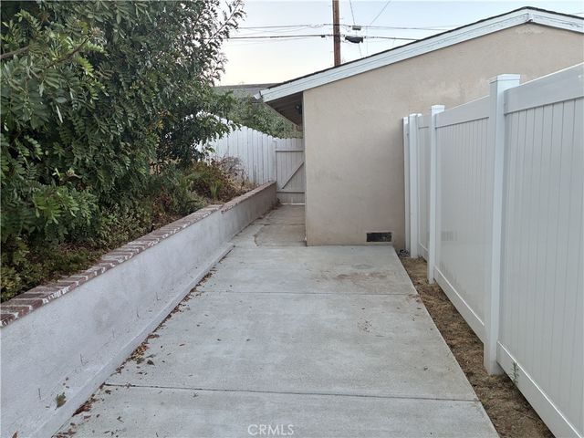20405 Oxnard, Woodland Hills, CA 91367