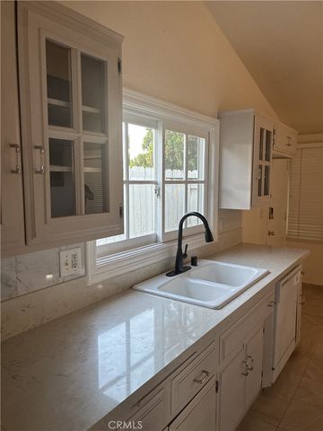 20405 Oxnard, Woodland Hills, CA 91367