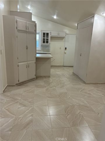 20405 Oxnard, Woodland Hills, CA 91367