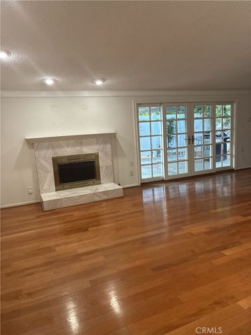 20405 Oxnard, Woodland Hills, CA 91367