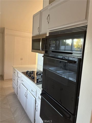 20405 Oxnard, Woodland Hills, CA 91367