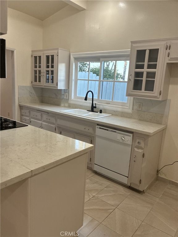 20405 Oxnard, Woodland Hills, CA 91367