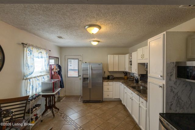 10008 Donau Ln, Louisville, KY 40272