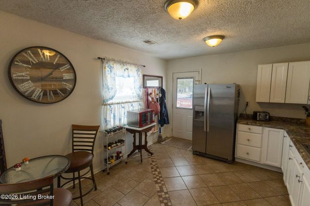 10008 Donau Ln, Louisville, KY 40272