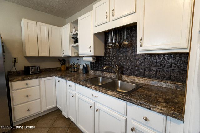 10008 Donau Ln, Louisville, KY 40272