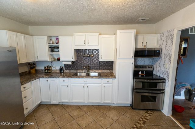 10008 Donau Ln, Louisville, KY 40272