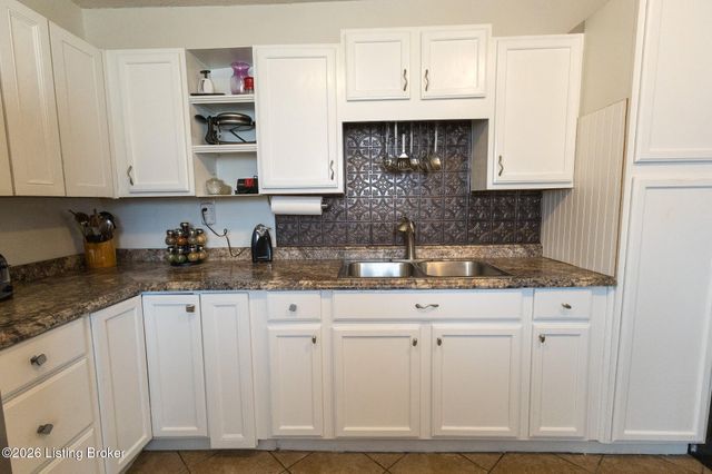 10008 Donau Ln, Louisville, KY 40272