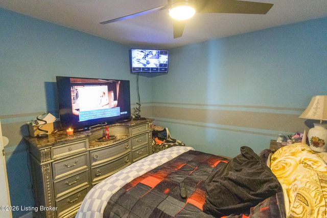 10008 Donau Ln, Louisville, KY 40272