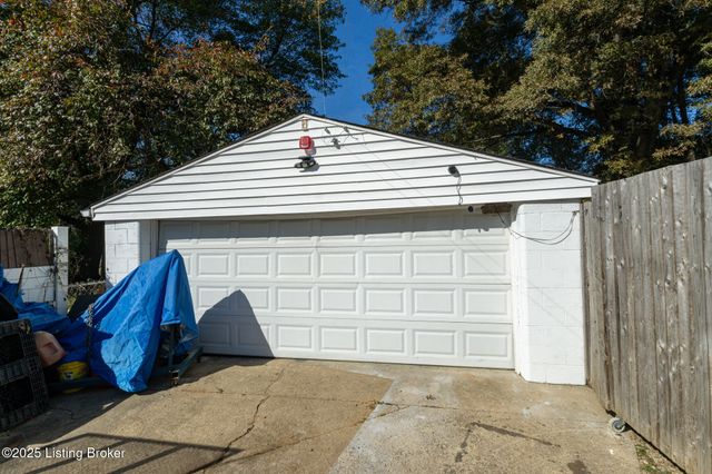 10008 Donau Ln, Louisville, KY 40272