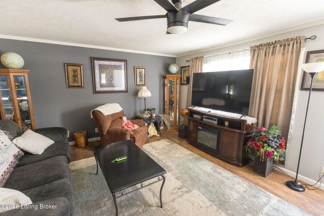 10008 Donau Ln, Louisville, KY 40272