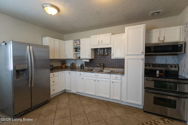 10008 Donau Ln, Louisville, KY 40272