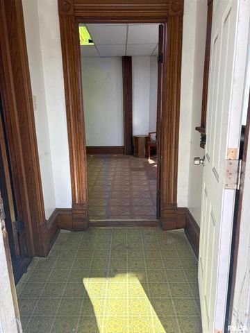 552 11TH Avenue S, Clinton, IA 52732