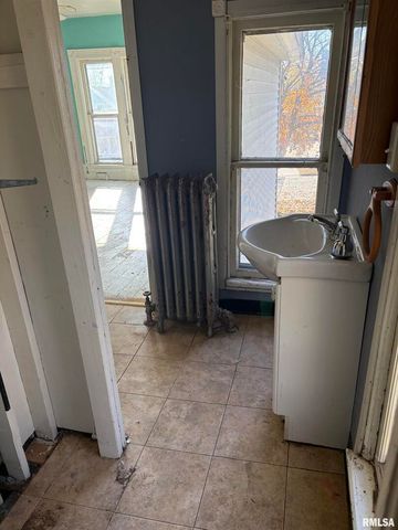 552 11TH Avenue S, Clinton, IA 52732