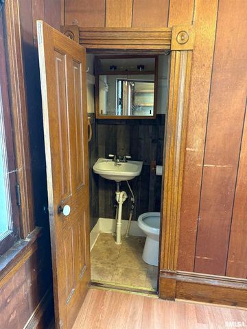 552 11TH Avenue S, Clinton, IA 52732