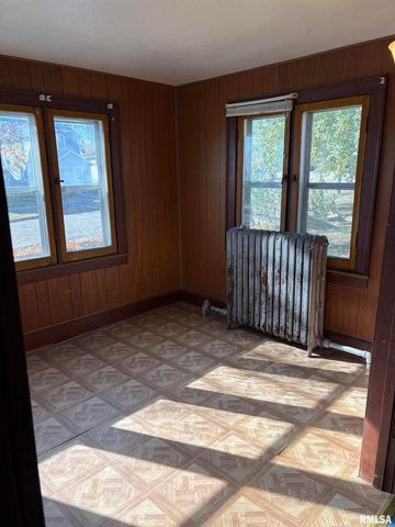 552 11TH Avenue S, Clinton, IA 52732