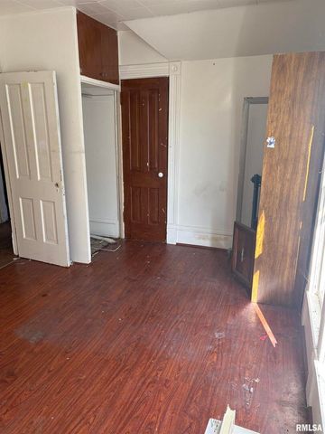 552 11TH Avenue S, Clinton, IA 52732