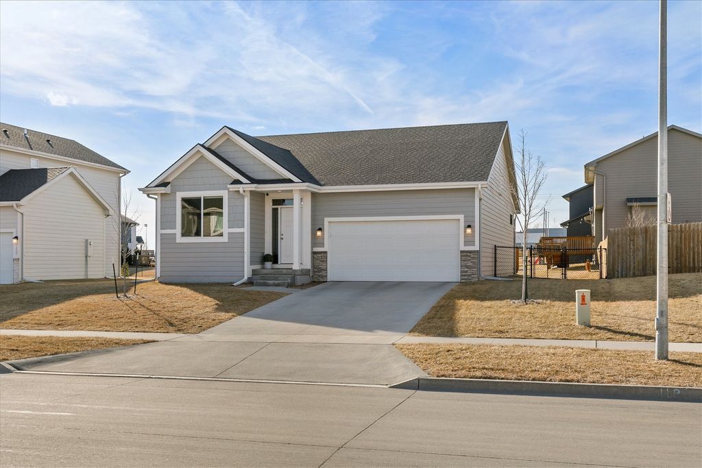 2640 SE Bluestem Drive, Waukee, IA 50263
