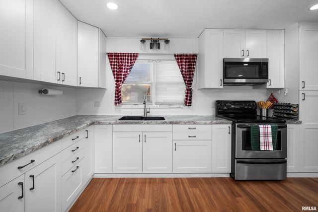 2327 WASHINGTON Lane, Davenport, IA 52804