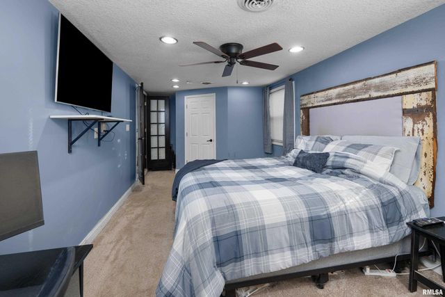 2327 WASHINGTON Lane, Davenport, IA 52804