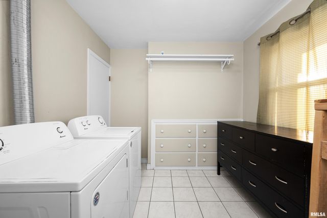 2327 WASHINGTON Lane, Davenport, IA 52804