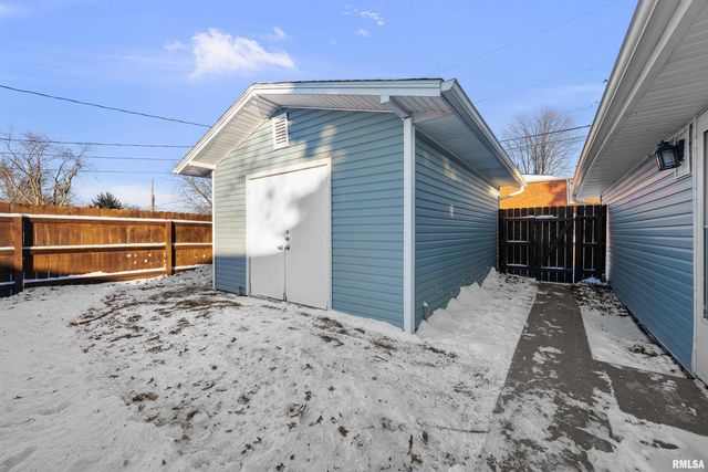 2327 WASHINGTON Lane, Davenport, IA 52804