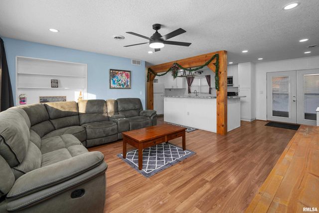 2327 WASHINGTON Lane, Davenport, IA 52804