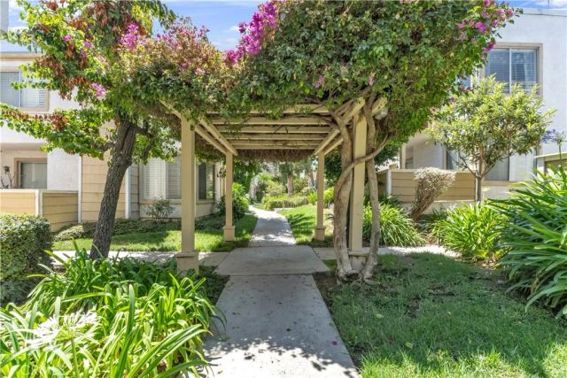 18408 Hatteras 44, Tarzana, CA 91356