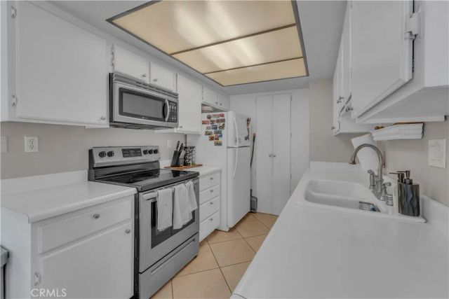 18408 Hatteras 44, Tarzana, CA 91356