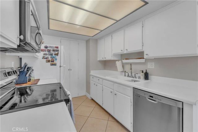 18408 Hatteras 44, Tarzana, CA 91356