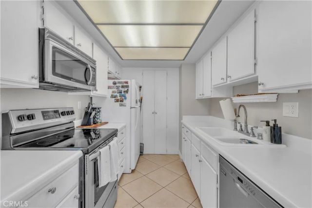 18408 Hatteras 44, Tarzana, CA 91356