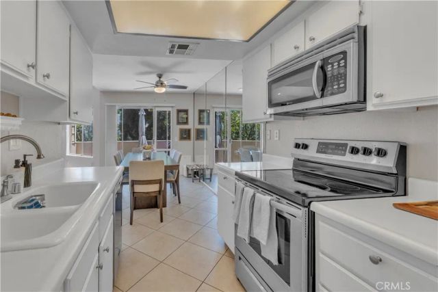 18408 Hatteras 44, Tarzana, CA 91356