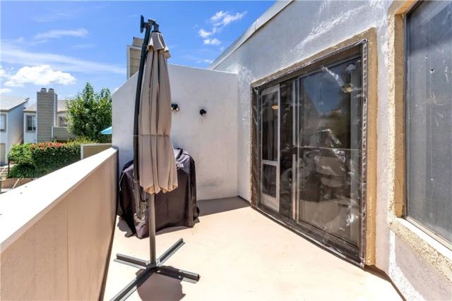 18408 Hatteras 44, Tarzana, CA 91356