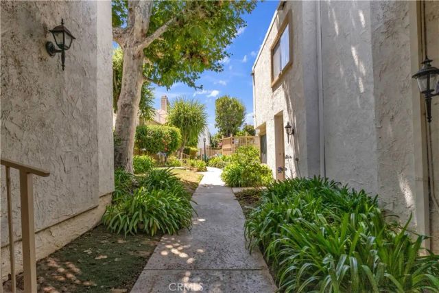 18408 Hatteras 44, Tarzana, CA 91356