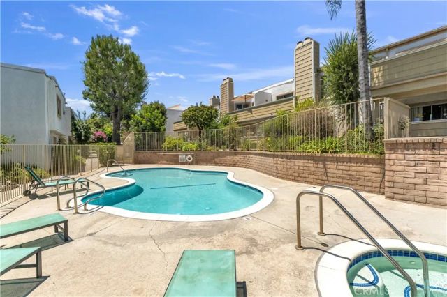 18408 Hatteras 44, Tarzana, CA 91356