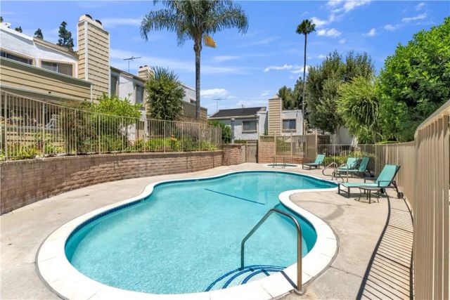 18408 Hatteras 44, Tarzana, CA 91356