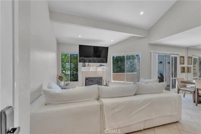 18408 Hatteras 44, Tarzana, CA 91356