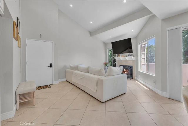 18408 Hatteras 44, Tarzana, CA 91356
